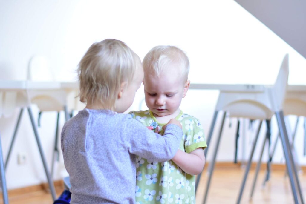 spotkanie dwóch rocznych dziewczynek